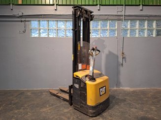 Gerbeur accompagnant Caterpillar NSP16N