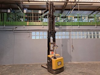 Gerbeur accompagnant Caterpillar NSP16N