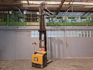 Gerbeur accompagnant Caterpillar NSP16N