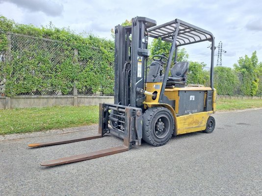 Chariot élévateur frontal 4 roues Caterpillar EP30K - 1