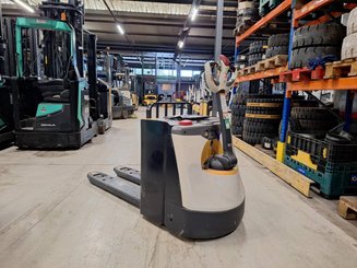 Transpalette accompagnant Crown WP3080
