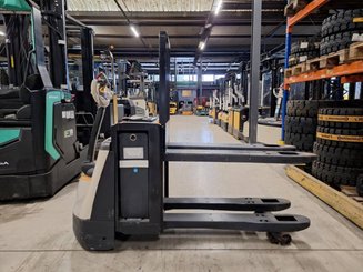 Transpalette accompagnant Crown WP3080