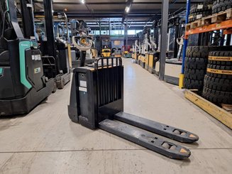 Transpalette accompagnant Crown WP3080
