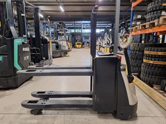 Transpalette accompagnant Crown WP3080