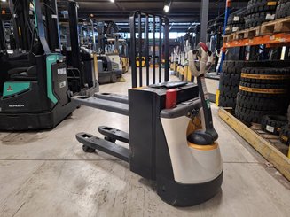 Transpalette accompagnant Crown WP3080