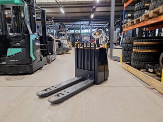 Transpalette accompagnant Crown WP3080