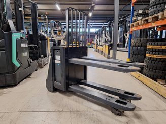 Transpalette accompagnant Crown WP3080