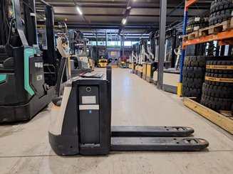 Transpalette accompagnant Crown WP3080