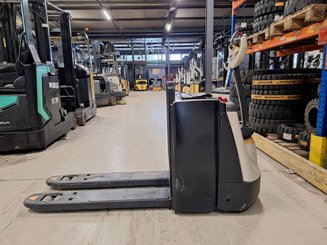 Transpalette accompagnant Crown WP3080
