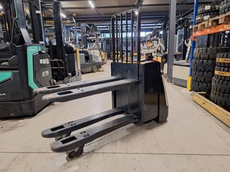 Transpalette accompagnant Crown WP3080