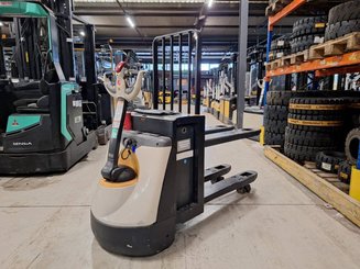 Transpalette accompagnant Crown WP3080