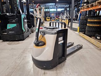 Transpalette accompagnant Crown WP3080
