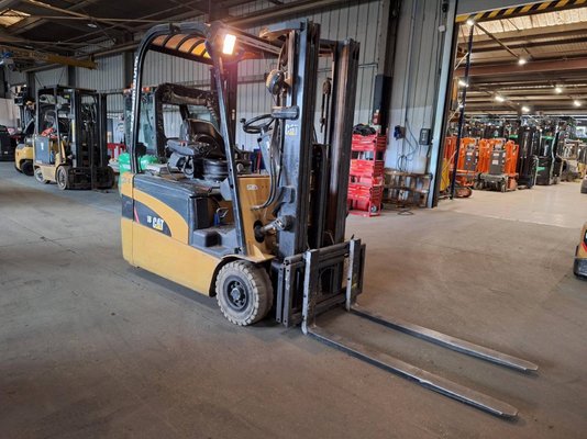Chariot élévateur frontal 3 roues Caterpillar EP18NT - 1
