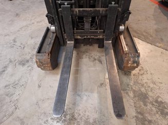 Chariot à mât rétractable Caterpillar NR16N