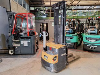 Gerbeur accompagnant Caterpillar NSP16N2 - 1