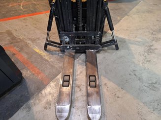 Gerbeur accompagnant Caterpillar NSP16N2 - 18