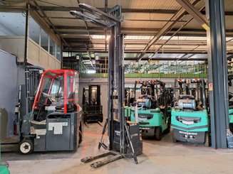 Gerbeur accompagnant Caterpillar NSP16N2 - 17