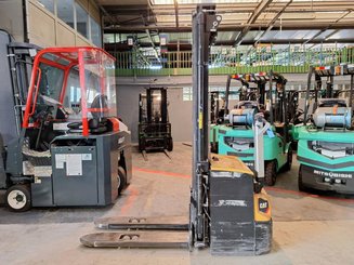 Gerbeur accompagnant Caterpillar NSP16N2 - 5