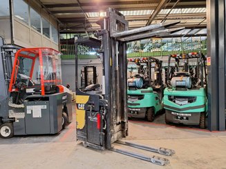 Gerbeur porté debout Caterpillar NSR20N