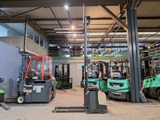 Gerbeur accompagnant Crown ESI4000-12