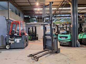 Gerbeur accompagnant Crown ESI4000-12