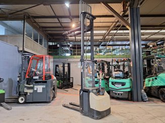 Gerbeur accompagnant Crown ESI4000-12