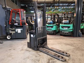 Gerbeur accompagnant Crown ESI4000-12