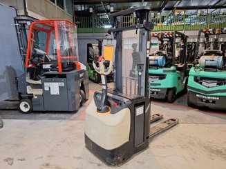 Gerbeur accompagnant Crown ESI4000-12
