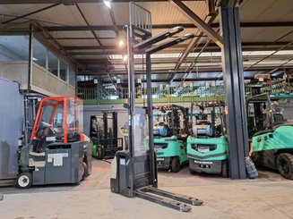 Gerbeur accompagnant Crown ESI4000-12