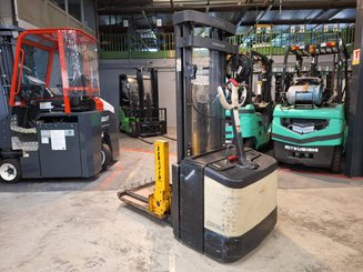 Gerbeur accompagnant Crown WE2300-16