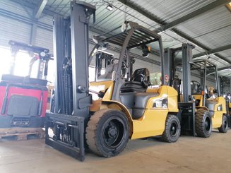 Chariot élévateur frontal 4 roues Caterpillar GP30N