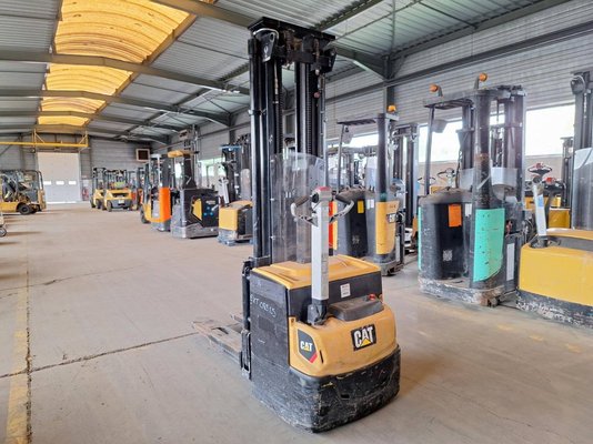 Gerbeur accompagnant Caterpillar NSP16N2 - 1