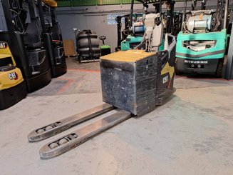 Transpalette accompagnant Caterpillar NPF25N2
