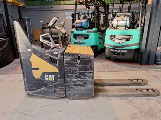 Transpalette accompagnant Caterpillar NPF25N2