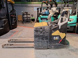 Transpalette accompagnant Caterpillar NPF25N2