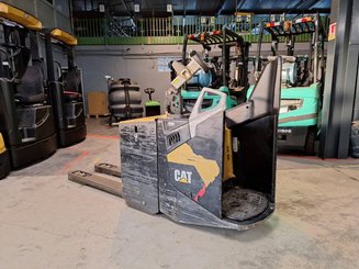 Transpalette accompagnant Caterpillar NPF25N2
