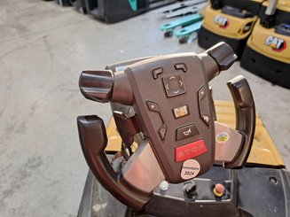 Transpalette accompagnant Caterpillar NPF25N2