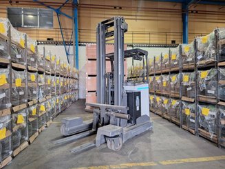 Chariot à mât rétractable multidirectionnel UniCarriers 250DTFVRE635UFW