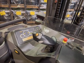 Chariot à mât rétractable multidirectionnel UniCarriers 250DTFVRE635UFW