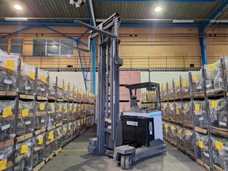 Chariot à mât rétractable multidirectionnel UniCarriers 250DTFVRE635UFW