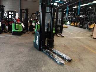 Gerbeur accompagnant Hangcha CDD16-XT1-SI