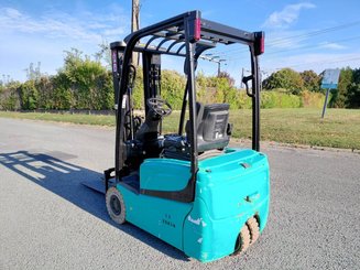 Chariot élévateur frontal 3 roues Yale ERP15VTSWB