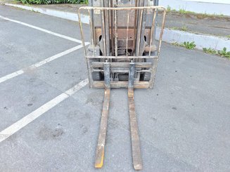 Chariot élévateur frontal 4 roues Yale gdp16vx