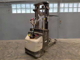 Gerbeur accompagnant Crown ESI4000-12