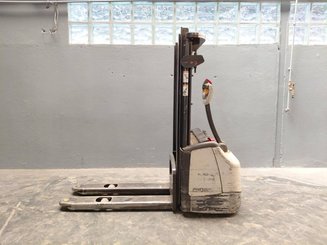 Gerbeur accompagnant Crown WF3000 1.2