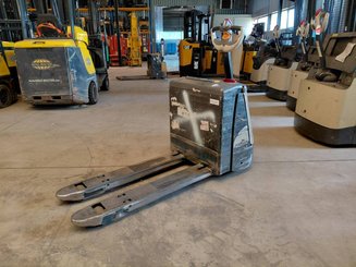 Transpalette accompagnant Crown WP3020-2.0