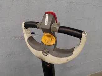 Transpalette accompagnant Crown WP3020-2.0