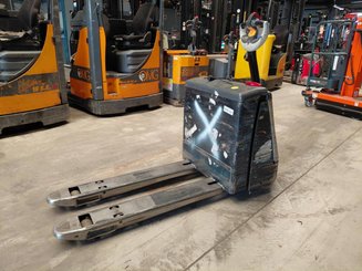 Transpalette accompagnant Crown WP3020-2.0