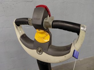 Transpalette accompagnant Crown WP3020-2.0