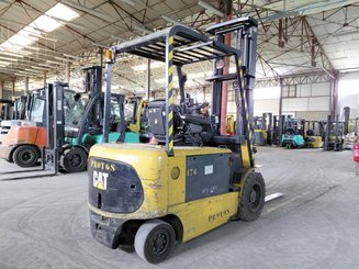 Chariot élévateur frontal 4 roues Caterpillar EP30K
